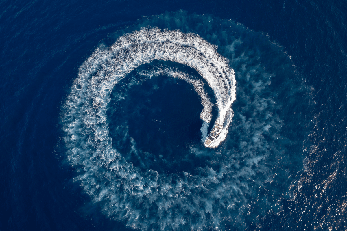 Pelayaran: Pengembaraan santai menaiki bot di lautan biru semasa musim panas.