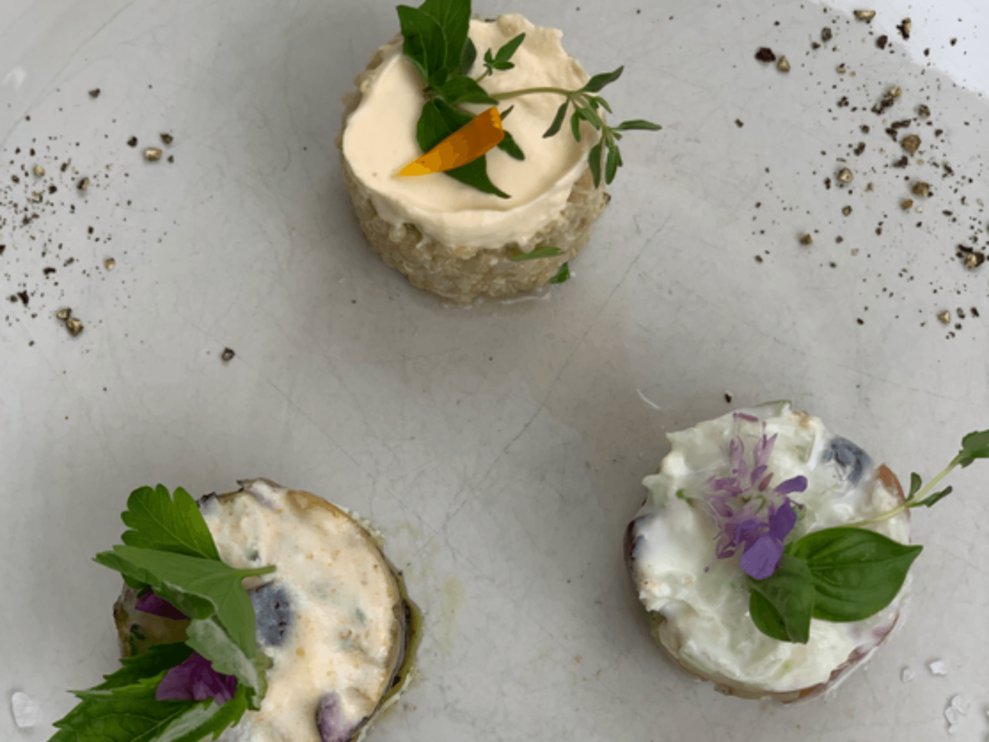 Apero Tour: Köstliche Häppchen mit frischen Kräutern für gesellige Anlässe.