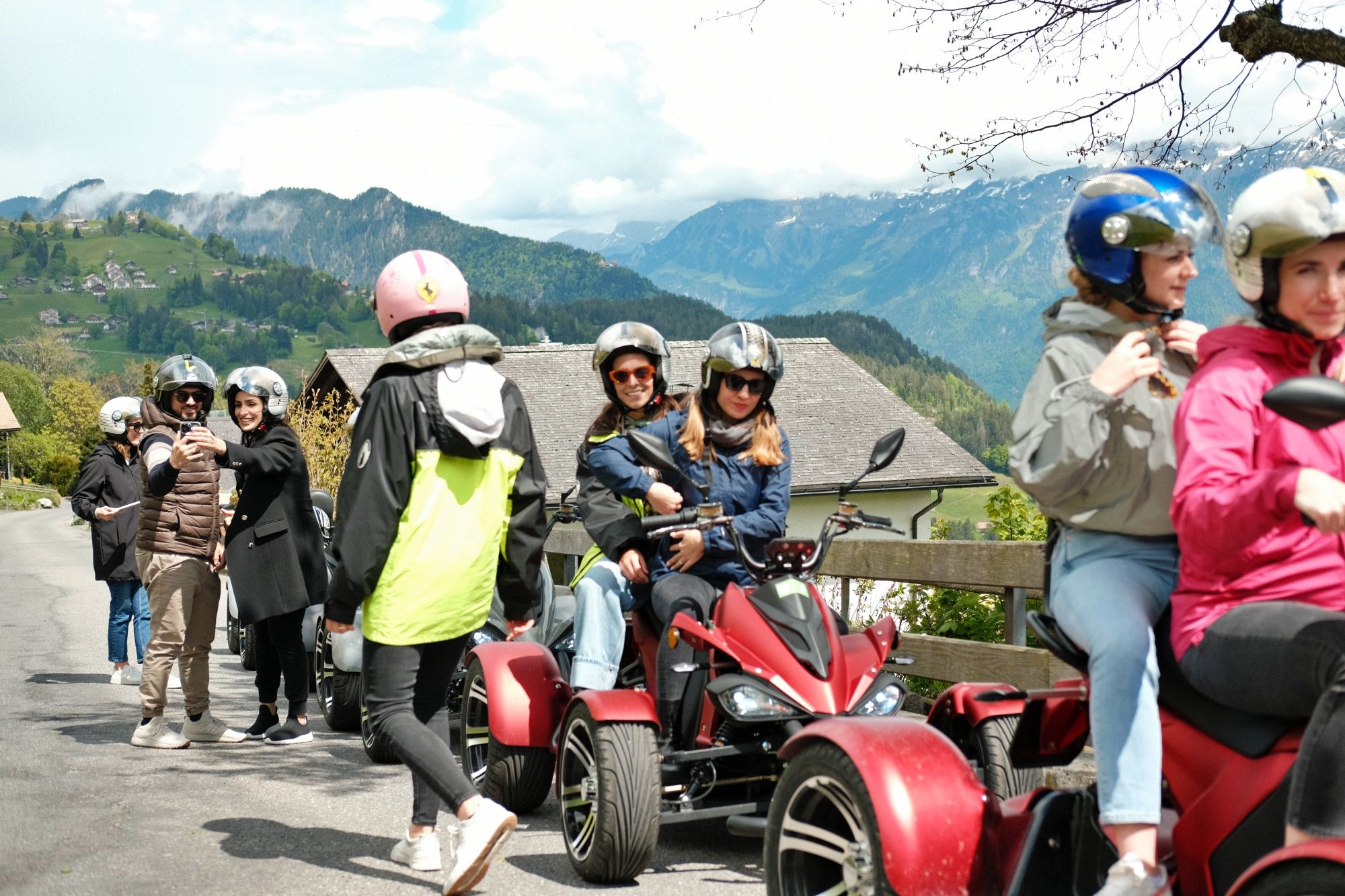 Wisata Quad Seru di Interlaken bersama teman di pegunungan, sempurna untuk petualangan dan pengalaman alam.