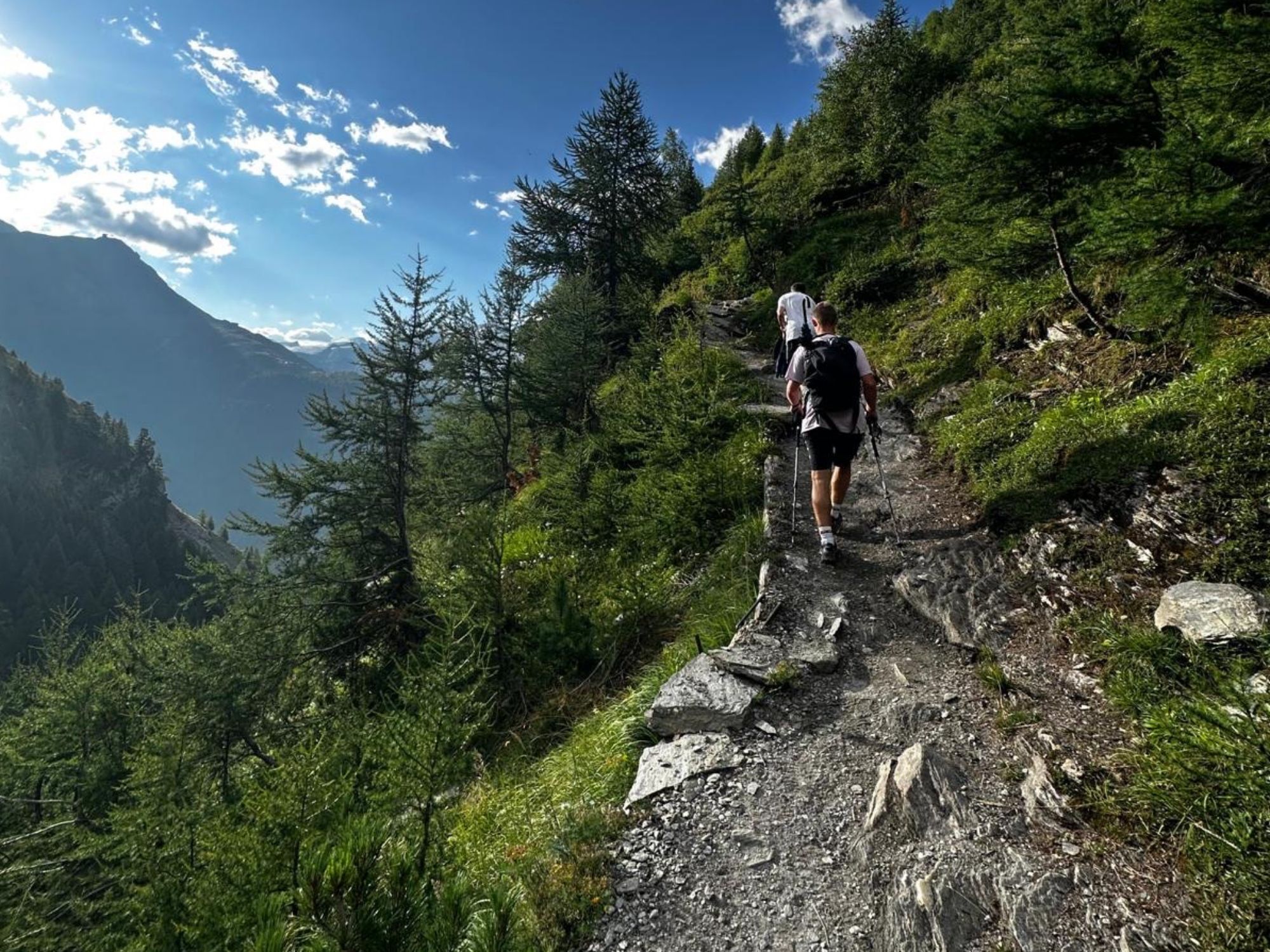 randonnée guidée Zermatt : découvre le paysage montagneux impressionnant en marchant dans la nature.