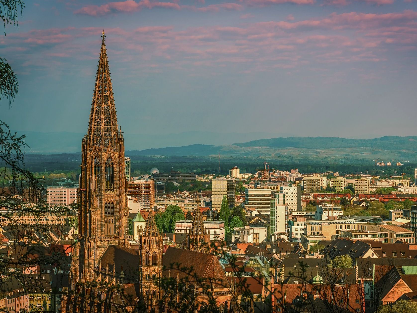เฟรย์บูร์ก: มองเห็นเมืองและโบสถ์มหาวิหารที่มีอาคารเก่าที่น่าประทับใจ