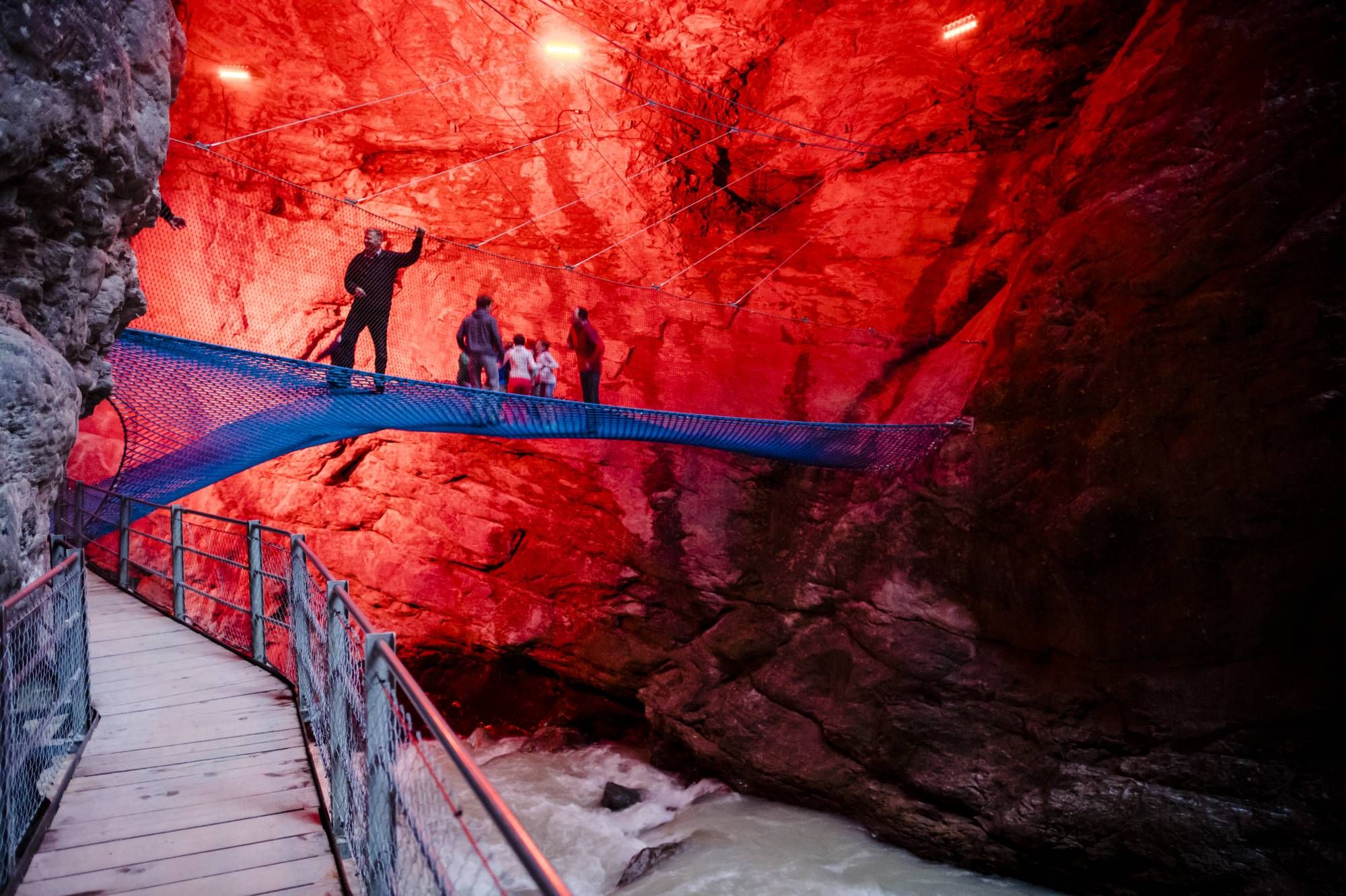 एक खगोल में घूमने वाला मकड़जाल दर्शकों के साथ