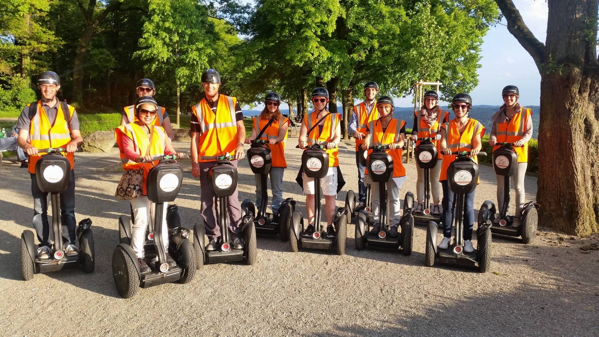 Ξενάγηση με Segway στη Winterthur με ομάδα φορώντας σωσίβες ασφαλείας και ηλιόλουστο καιρό.