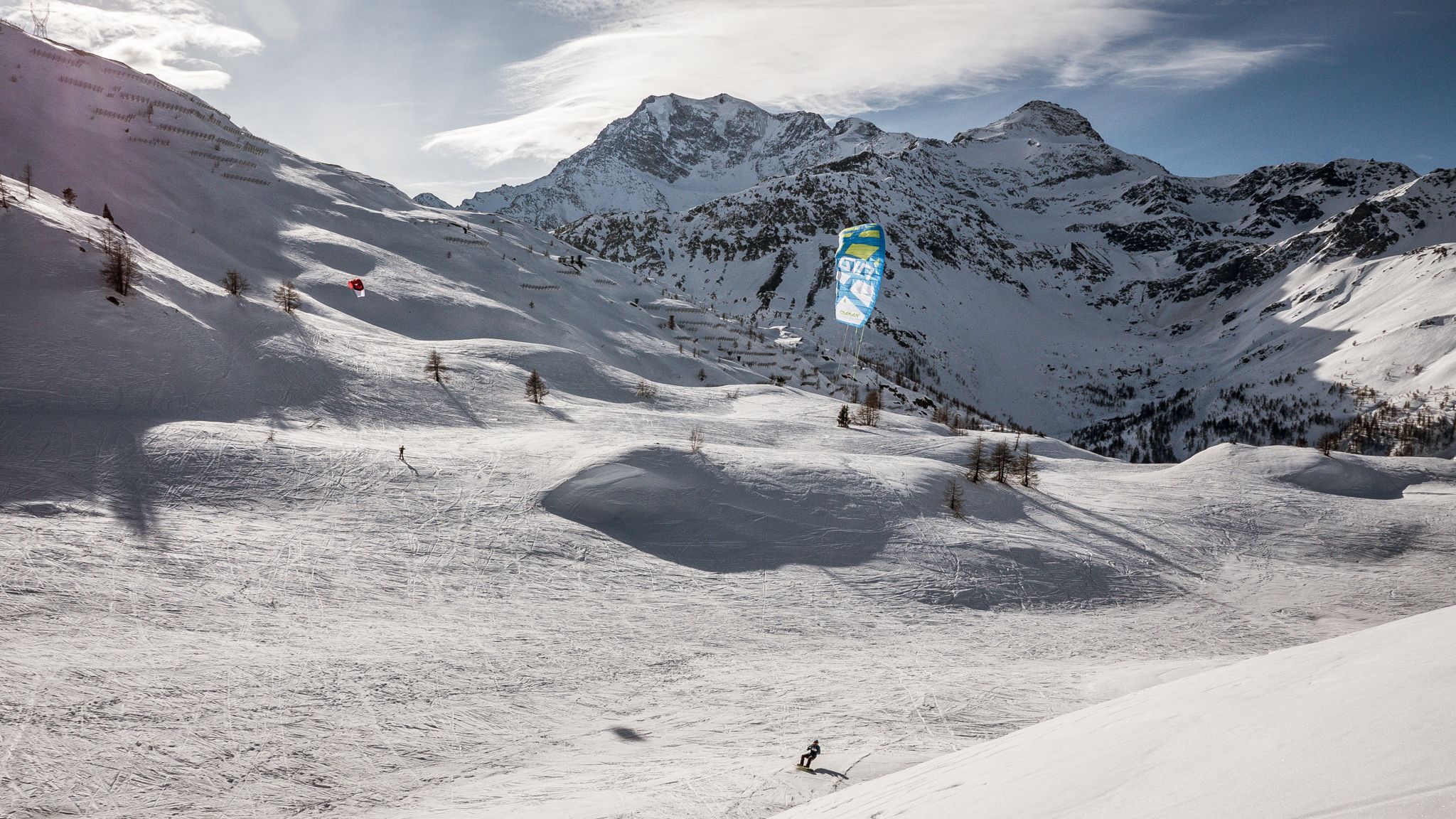 설원에서 스노우보더와 함께한 스노우카이트 코스 심플론.