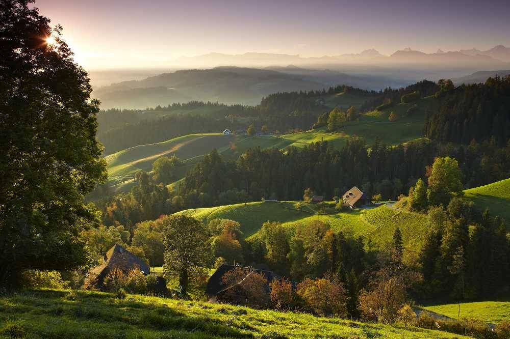 Landschapsfoto van Bern met zachte heuvels en beboste gebieden