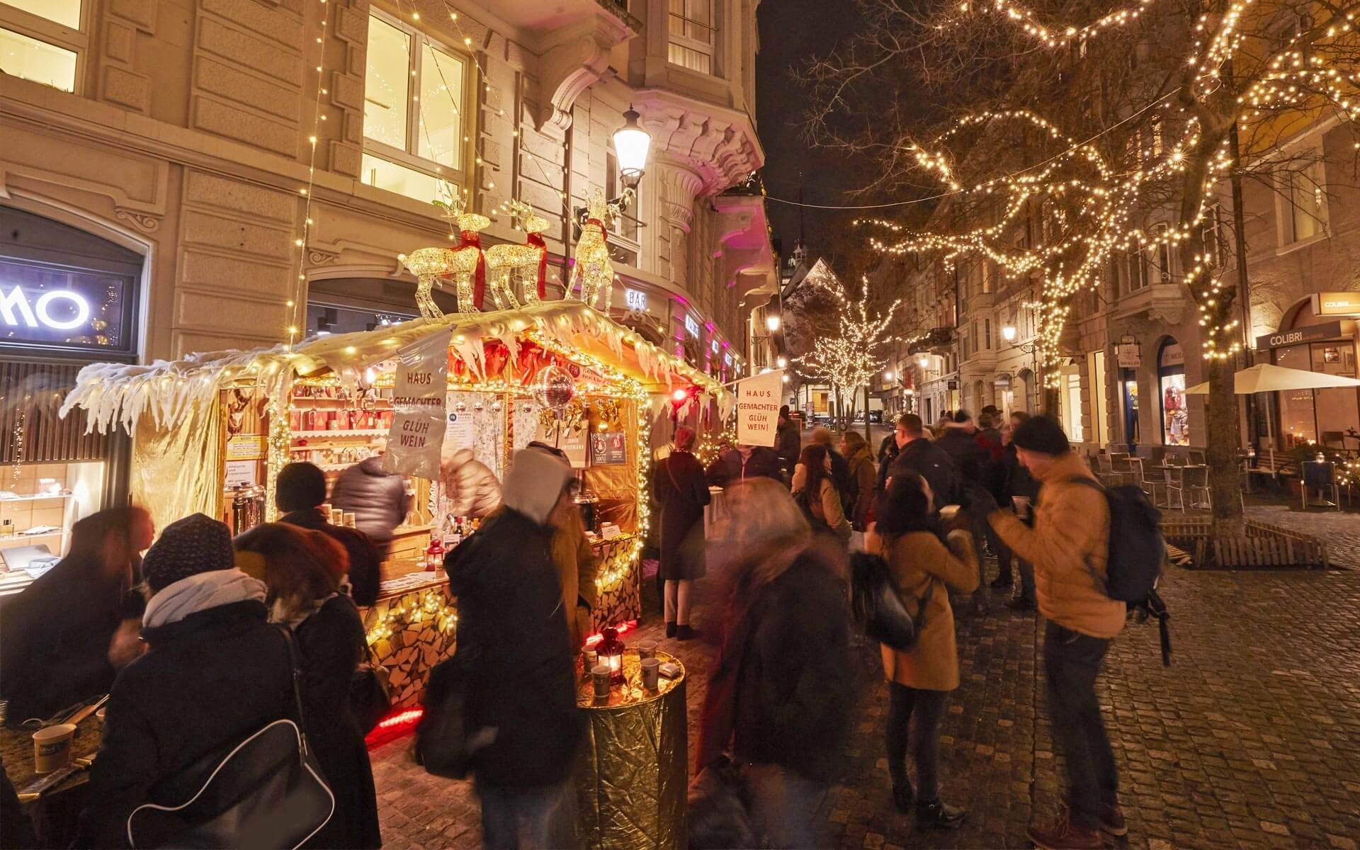 Weihnachtliches Zürich Escape Room mit festlich dekorierten Buden und beleuchteten Strassen