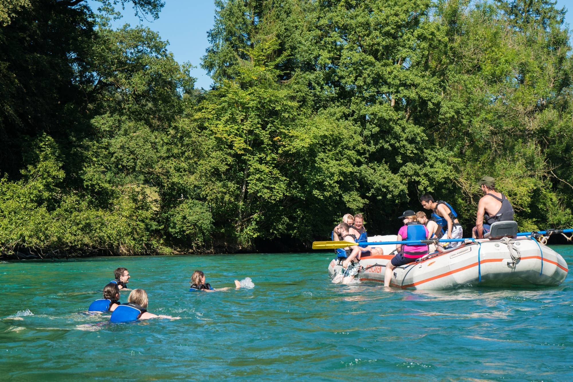 Rafting-Abenteuer auf dem Fluss mit Freunden im Sommer, Wasser, Bäume