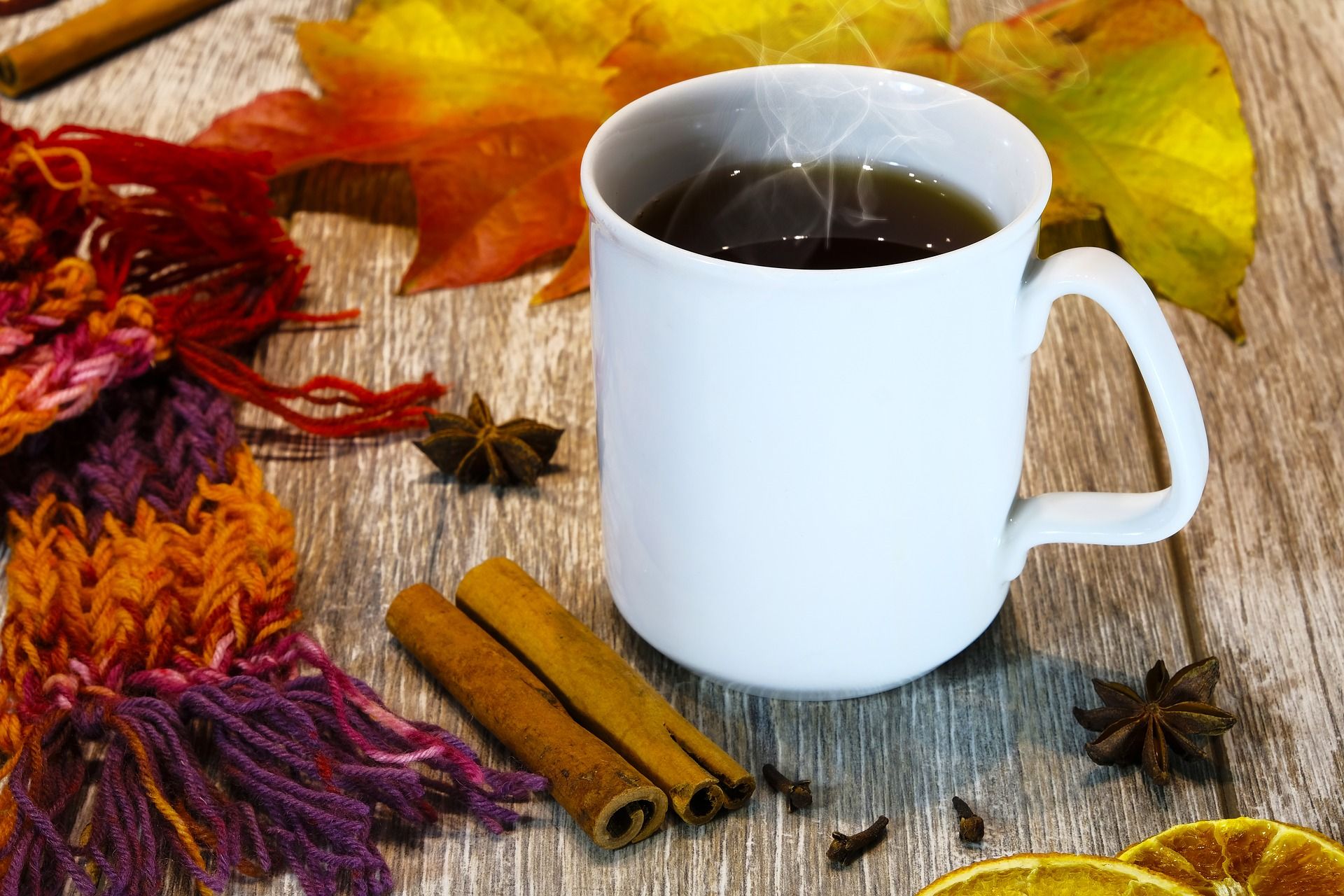Glühwein-Rezept mit dampfender Tasse und Zimtstangen.