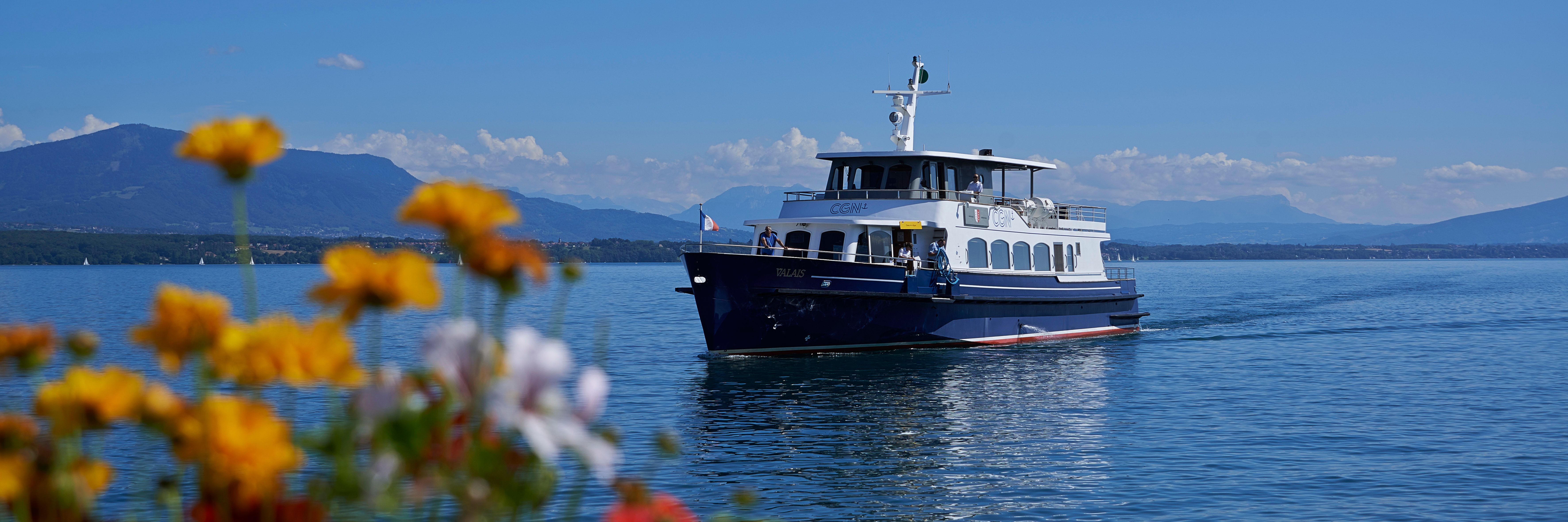 Wycieczka pojezierzem w Genewie: statek na jeziorze Genewskim przy klarownej pogodzie