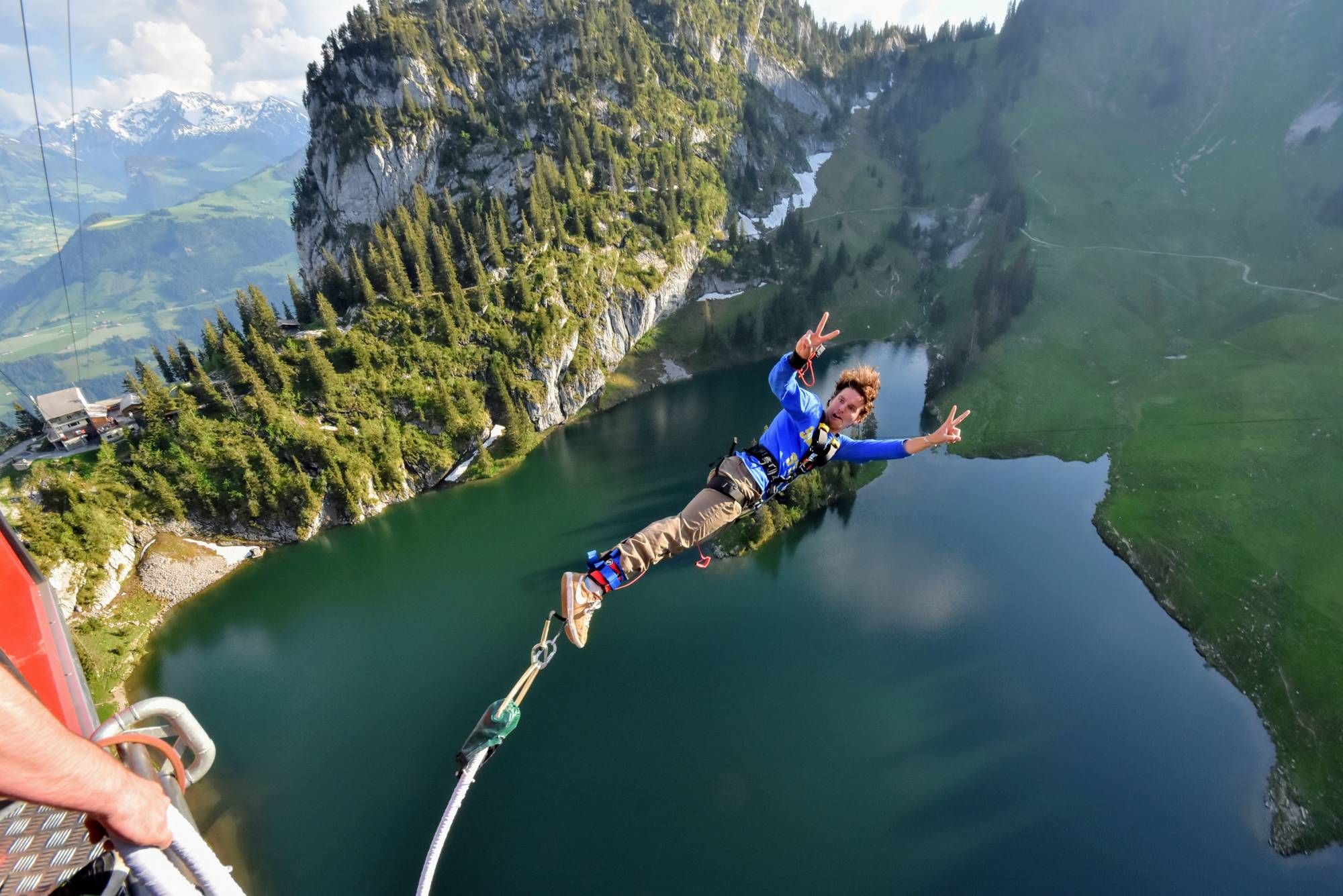 बांदी जंप पानी के ऊपर पेड़ के दृश्य के साथ ट्रेन की खिड़की से सेल्फी