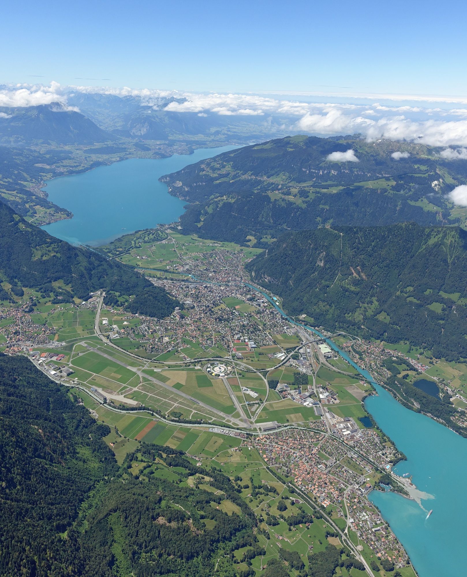 Brienzersee von oben mit umliegenden Dörfern, Landwirtschaft und Bergen.