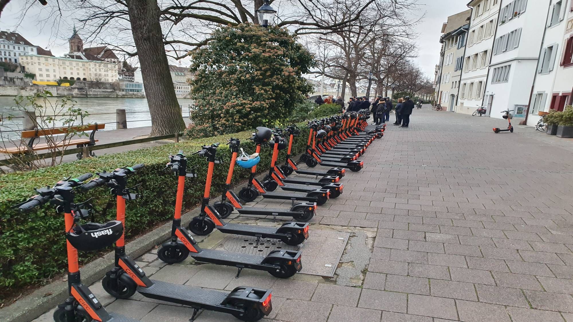 E-Scooter-Tour in Basel mit mehreren abgestellten Scooter