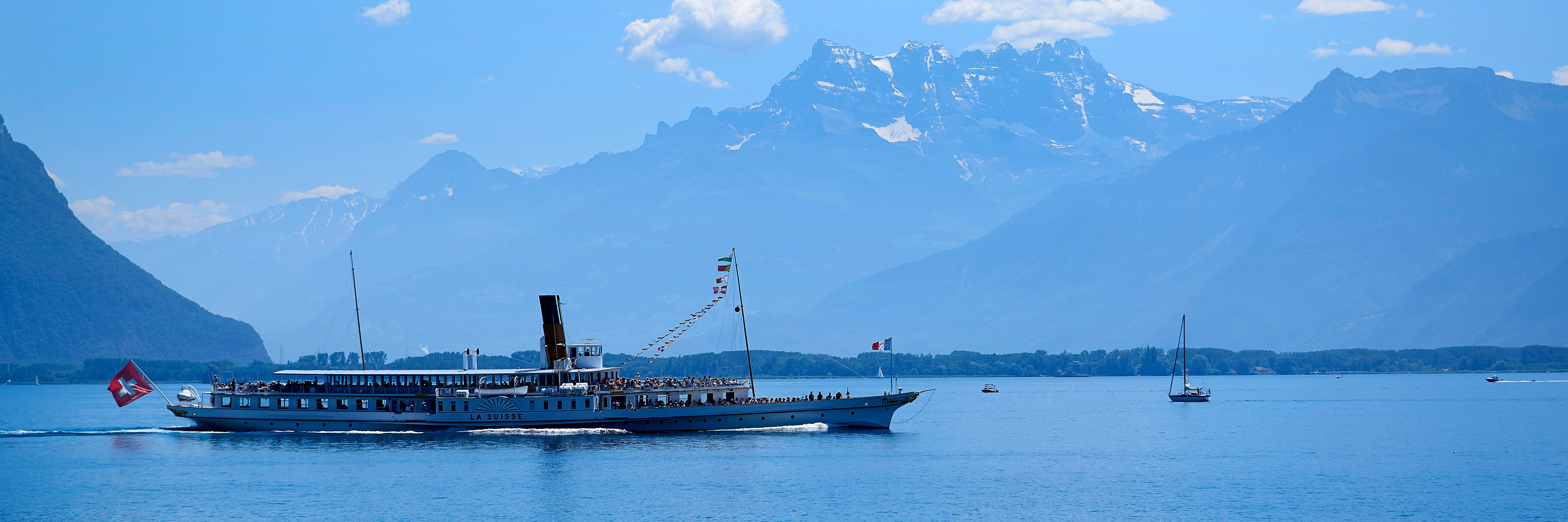 Nave a vapore sul lago di Ginevra passa accanto alle Alpi