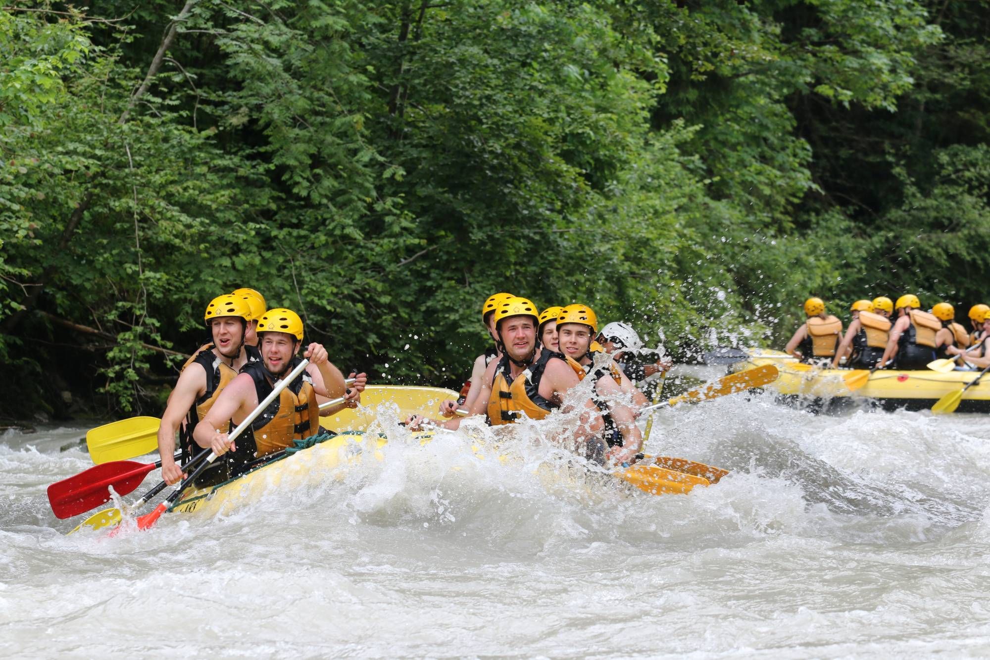 تجربة ركوب الرمث في نهر سيمي مع مجموعة في المياه المضطربة والبيئة الخضراء.