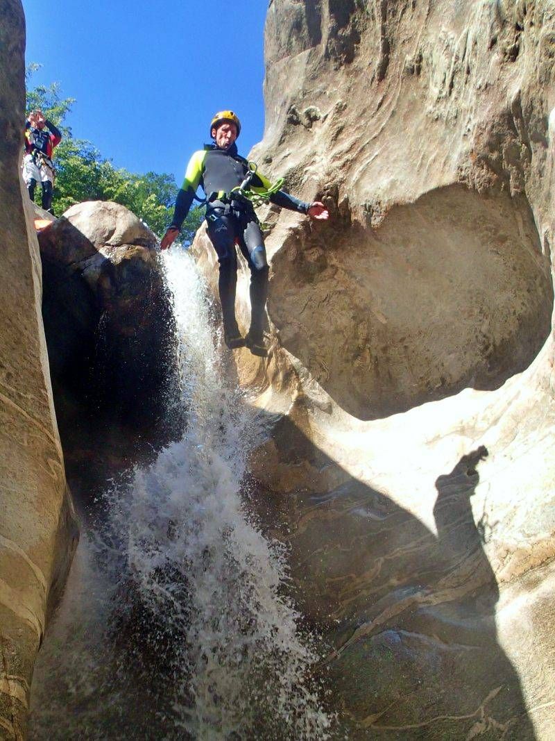 लोड्रीनो कैन्यनिंग: चमकते झरने में चट्टानों पर कूदना।