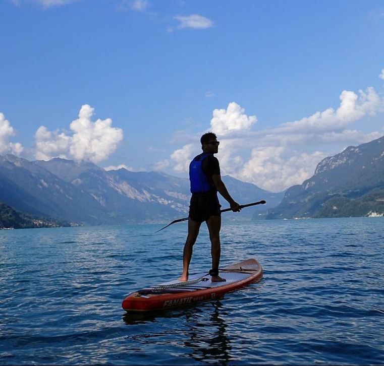 Stand-Up-Paddle am Brienzersee, sportliche Aktivität, sonnige Umgebung.