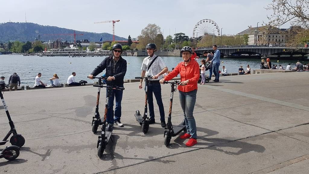 苏黎世电动滑板车之旅与河岸上的人们