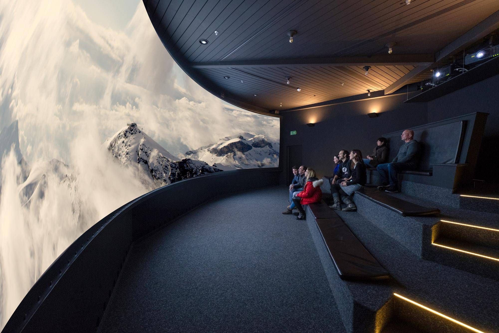 Schilthorn Bond World laat bezoekers genieten van een 360-gradenfilm over de Alpen.