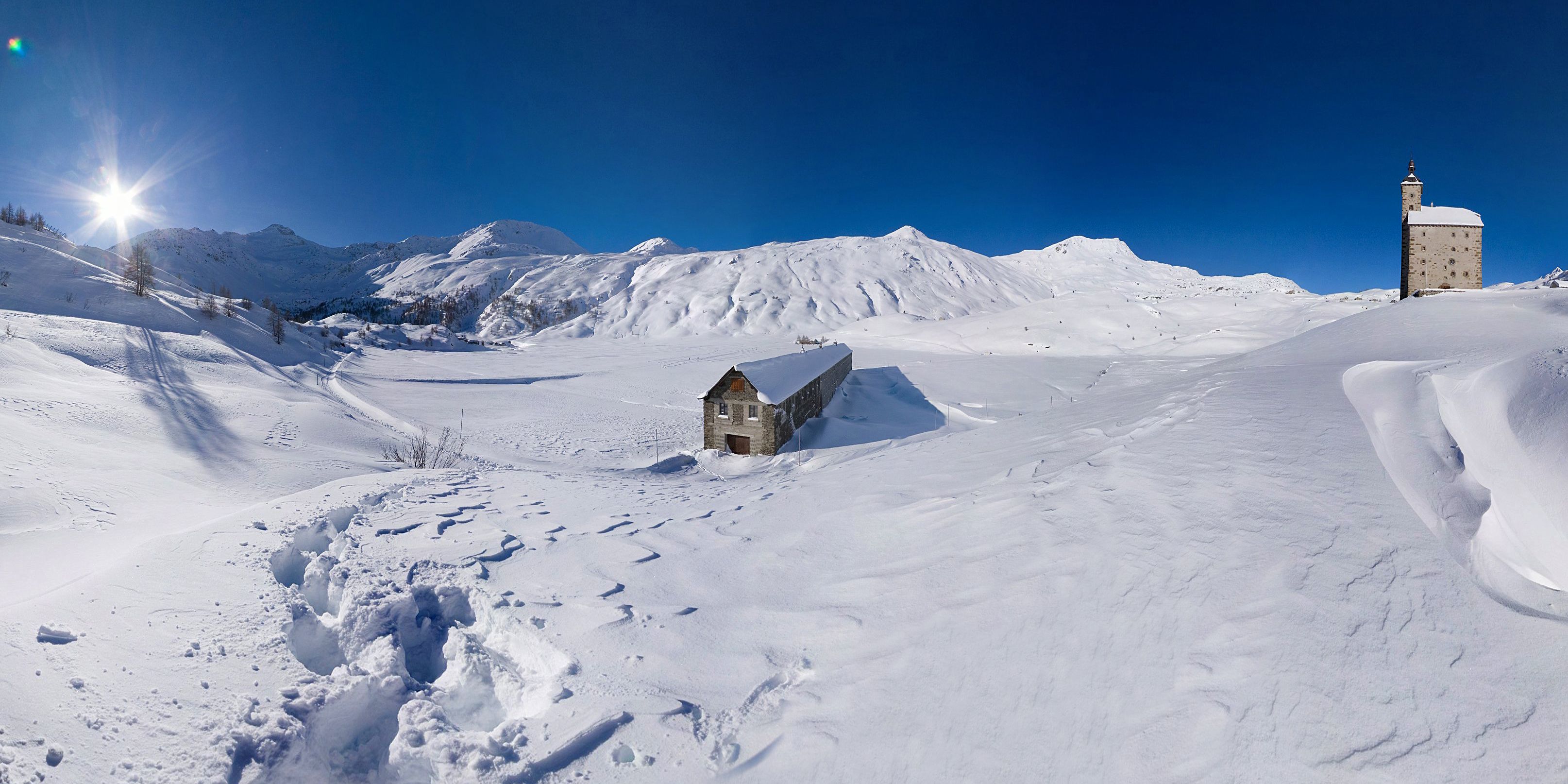 การสโนว์คิตคอร์สสำหรับผู้เริ่มต้นที่ซิมพลอนในภูมิทัศน์ที่ปกคลุมด้วยหิมะพร้อมกับแสงอาทิตย์