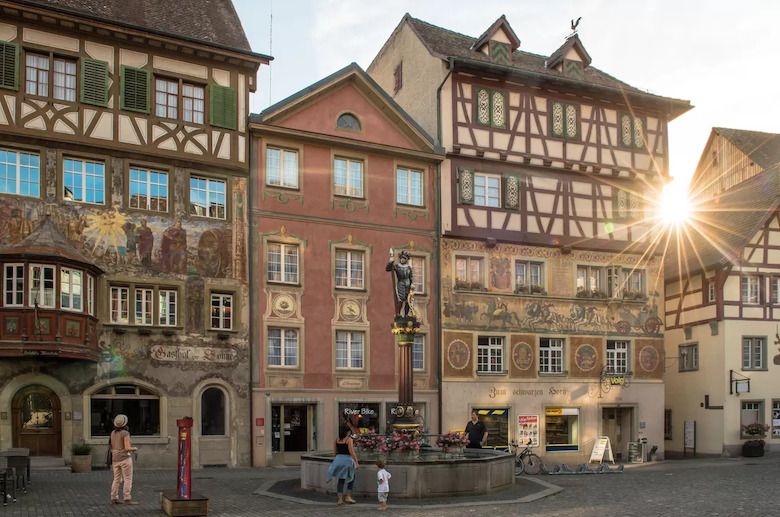 Stein am Rhein gamleby med historiske bygninger og springvand