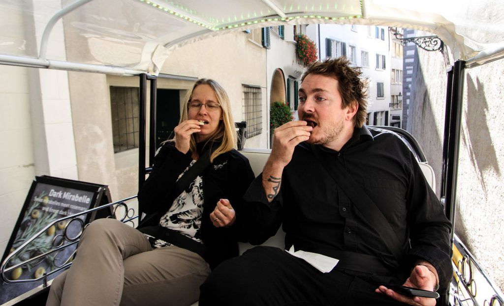 Schokolade E-Tuk Zürich: Genießende Passagiere auf einer Stadtfahrt.