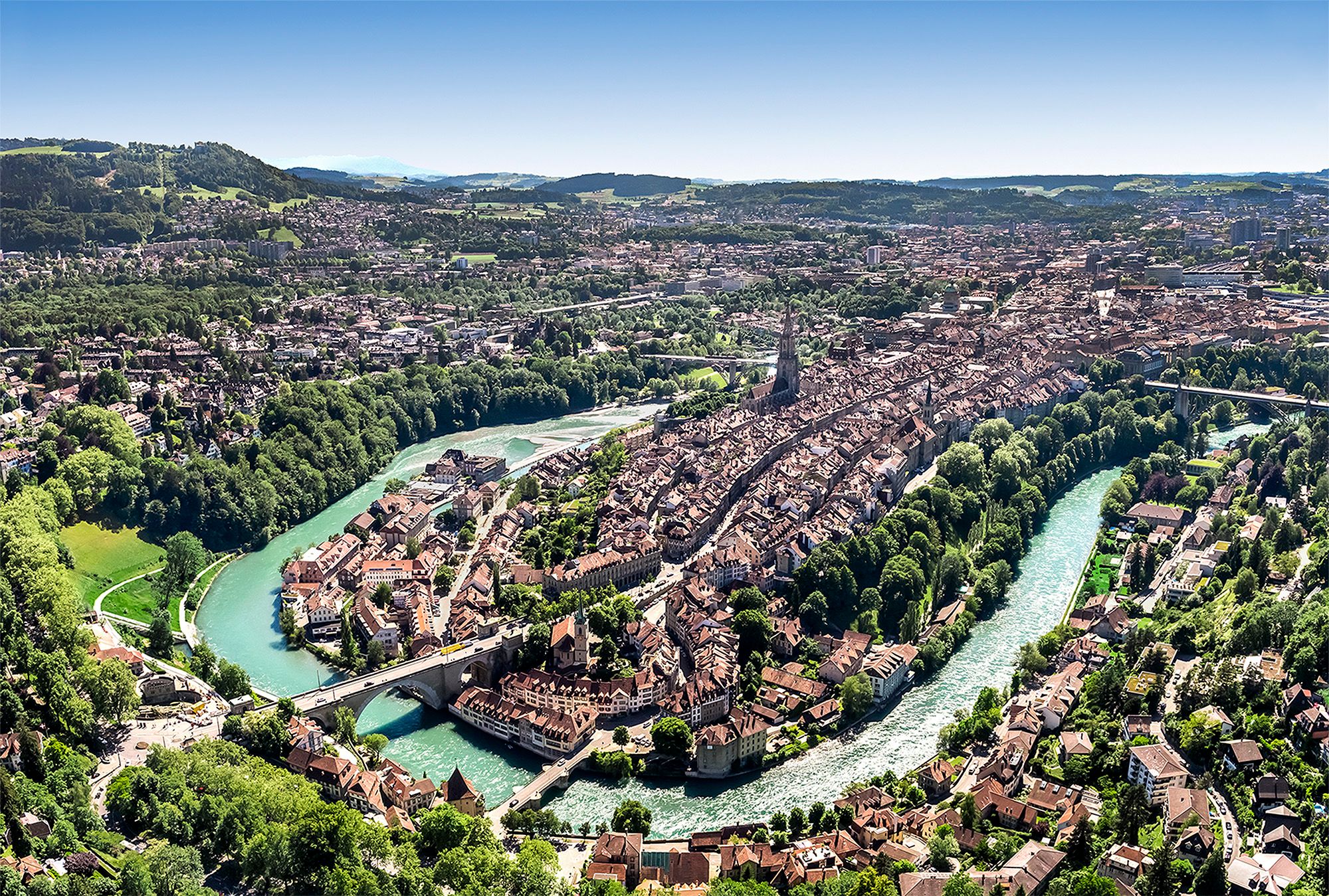 Volo panoramico su Berna in elicottero sopra la città vecchia e l'Aare.