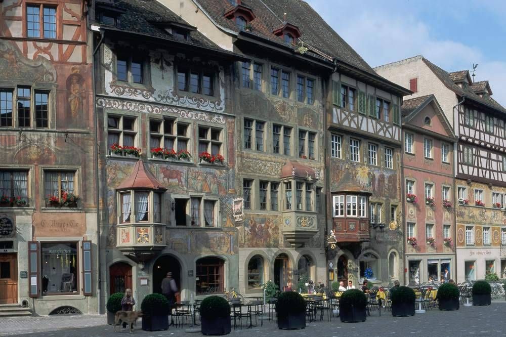 Stein am Rhein med historiske bygninger og malerier.