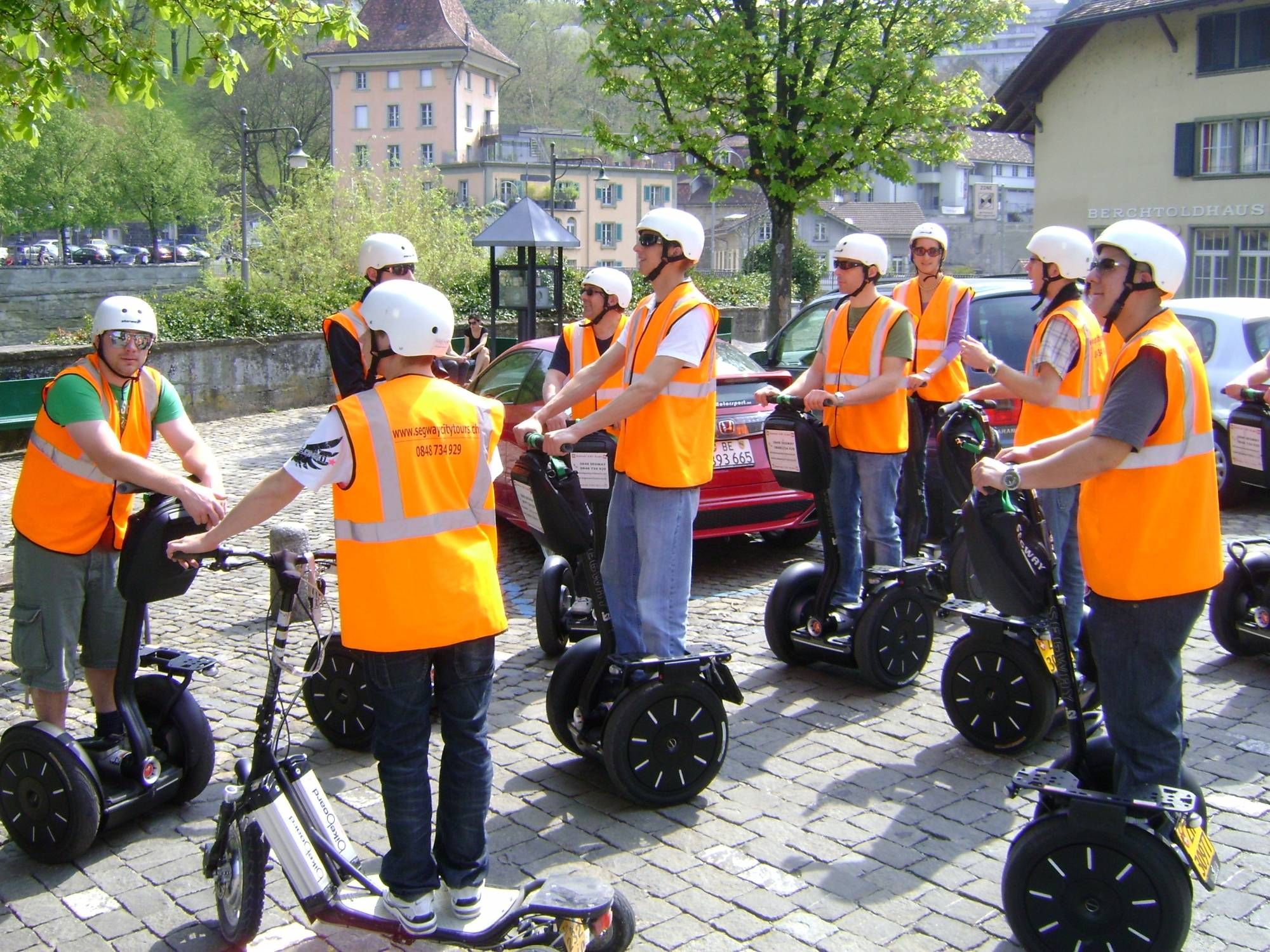 Segway Tour in Bern mit Teilnehmern in Warnwesten.