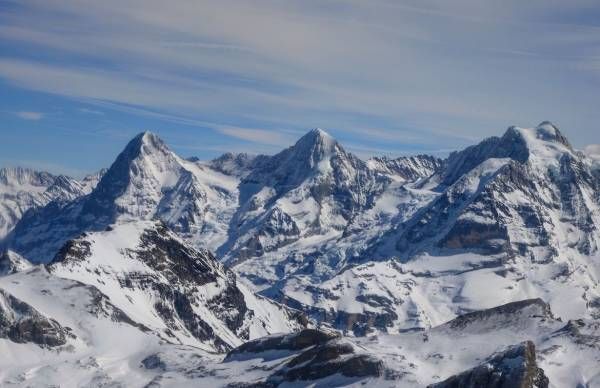 وجهة نظرك جولة بالطائرة الهيلكوبتر في لوزيرن، جبال مغطاة بالثلوج، سماء واضحة
