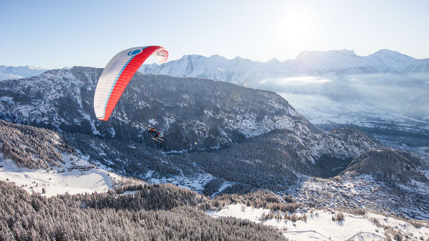 바젤의 눈 덮인 산들 위에서 겨울에 패러글라이딩하기