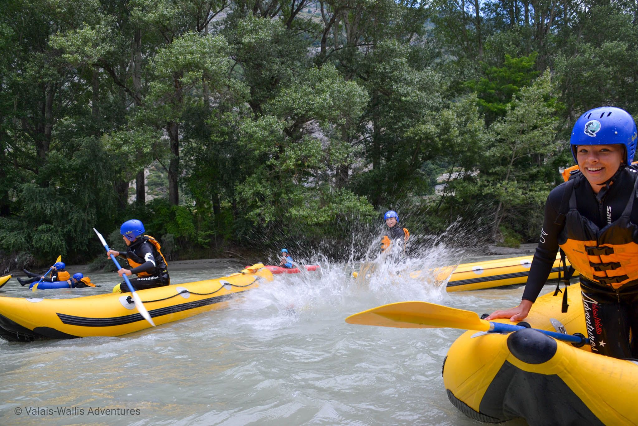 Funyak sur le Rhône en 2023 montre des activités nautiques entre amis dans un bateau avec de l'eau éclaboussante.