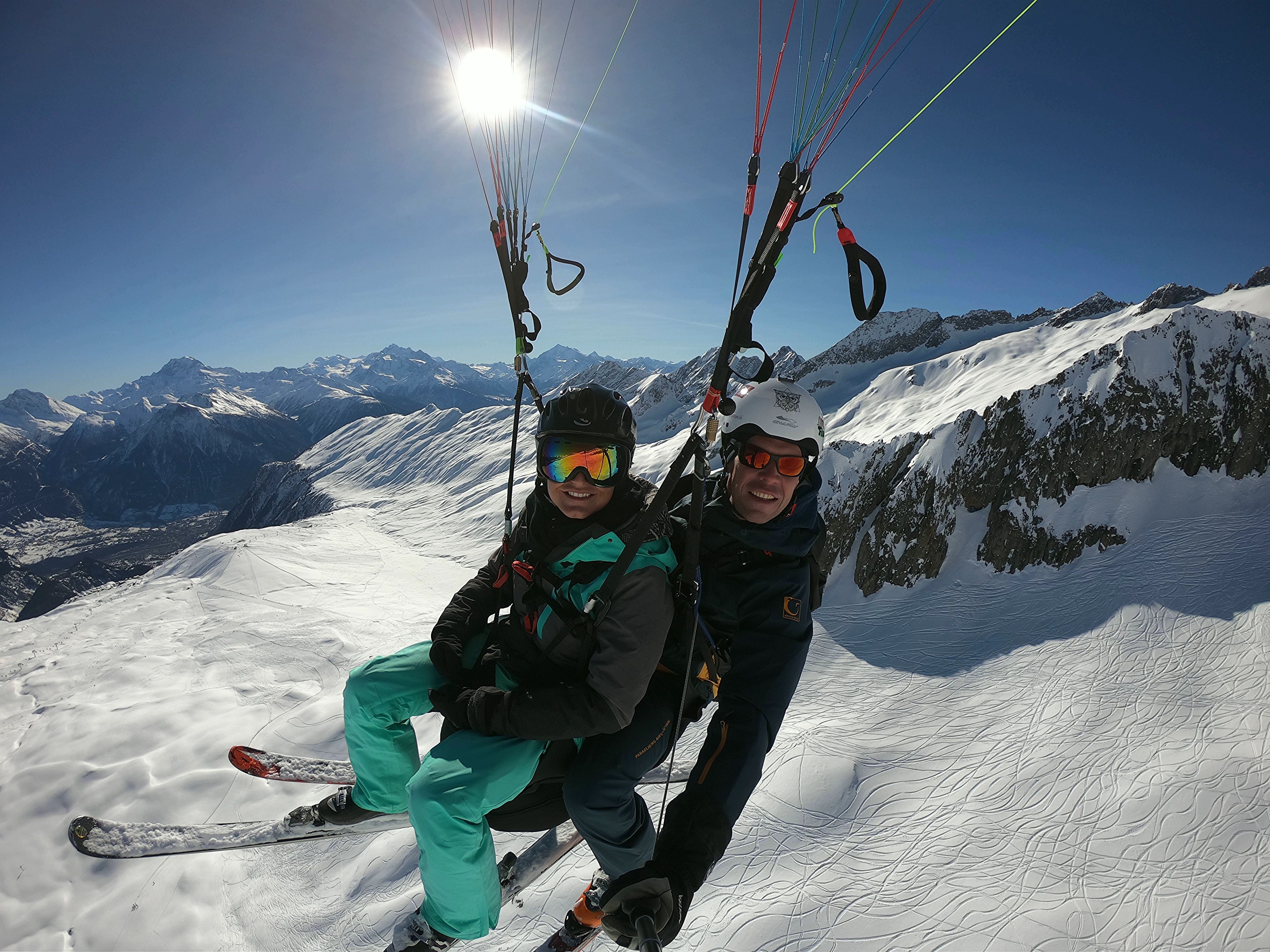 Tandemparapent över snötäckta berg i Oberstdorf.