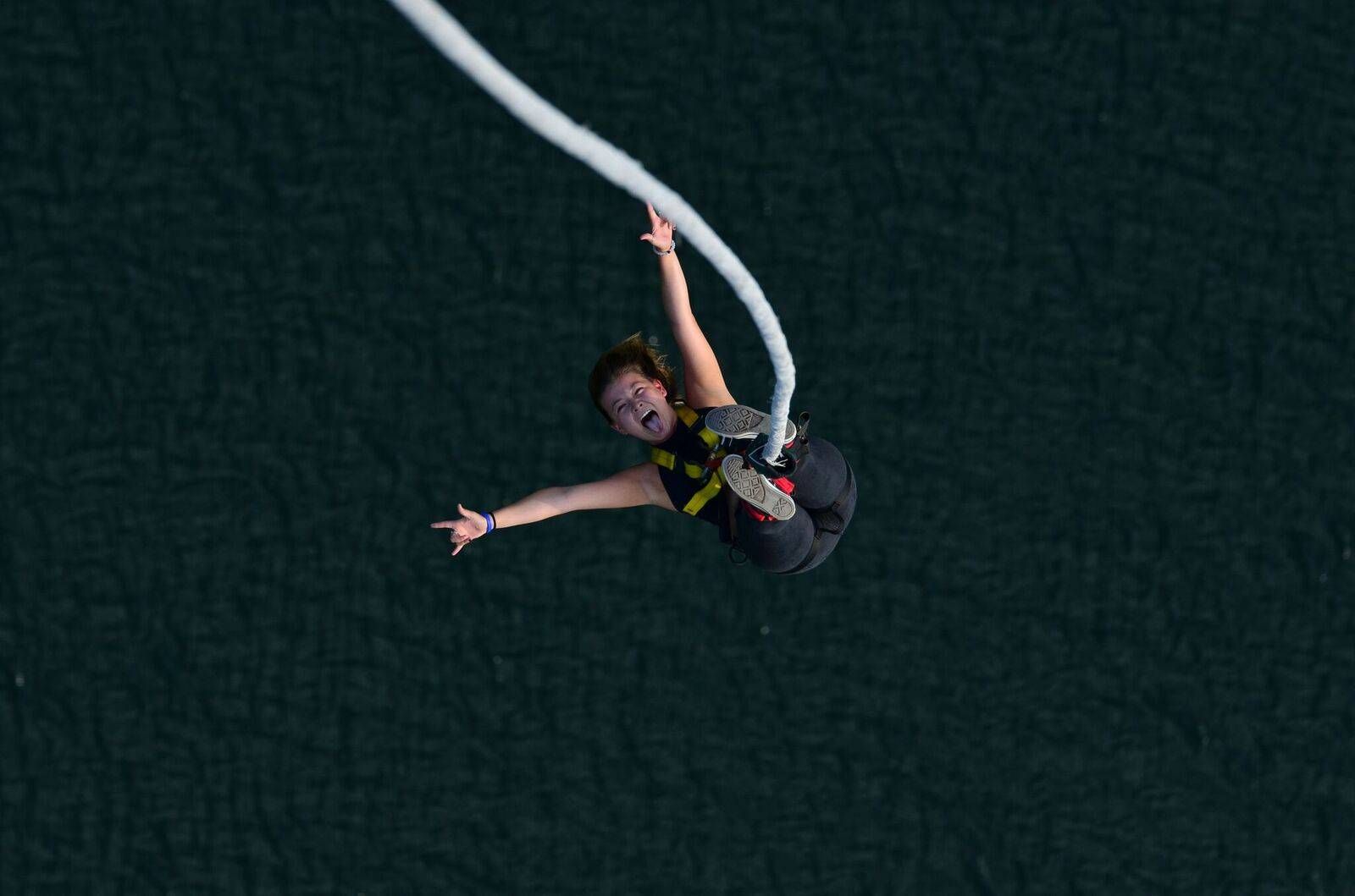 इंटर्लाकन में बाँजジャンग के साथ कूदने और पानी को पीछे रखते हुए