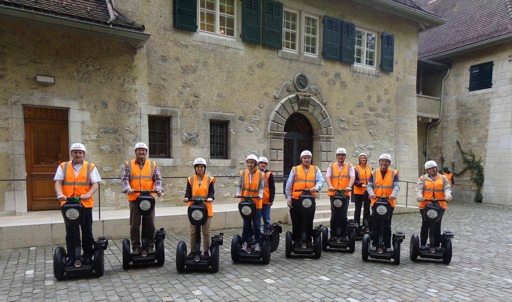 Ξενάγηση με Segway στο Winterthur, ομάδα με γιλέκα ασφαλείας, ιστορικό τοπίο.
