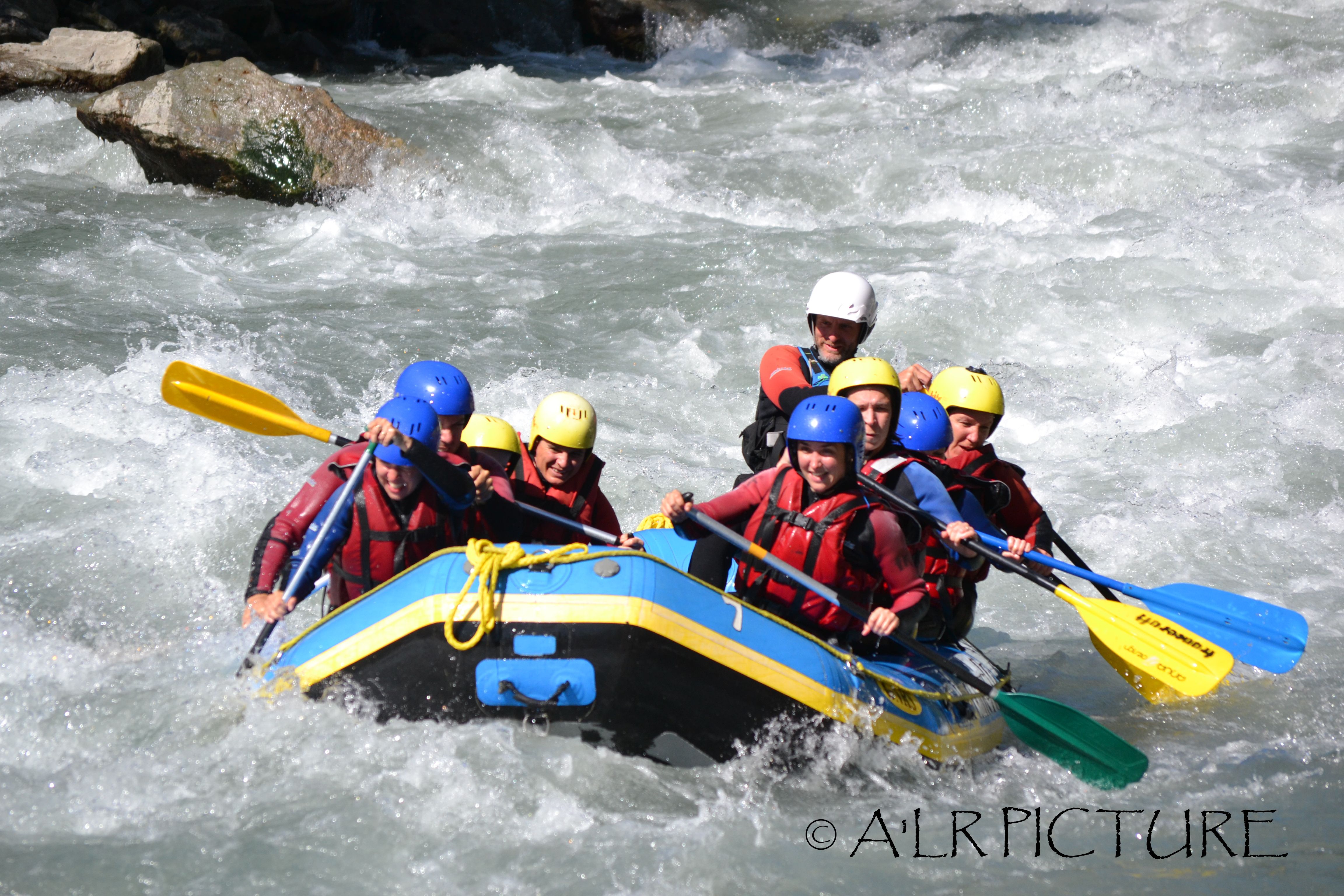 ركوب القوارب في نهر فيسبا في فاليز، مجموعة من المجدفين في القارب