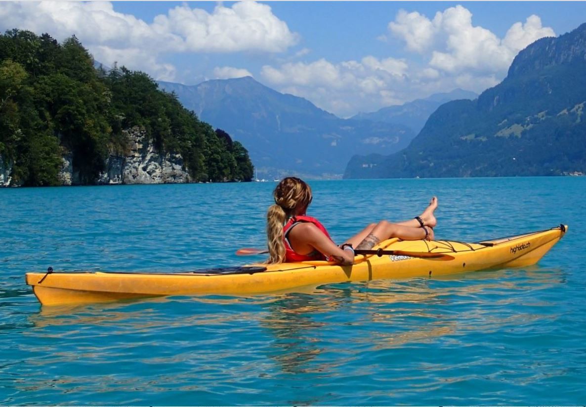 Kajak na jeziorze Brienzersee z instruktorką podczas wiosłowania na wodzie przed górami.