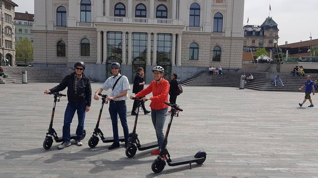 苏黎世的电动滑板车之旅，前面有多位参与者在歌剧院前。