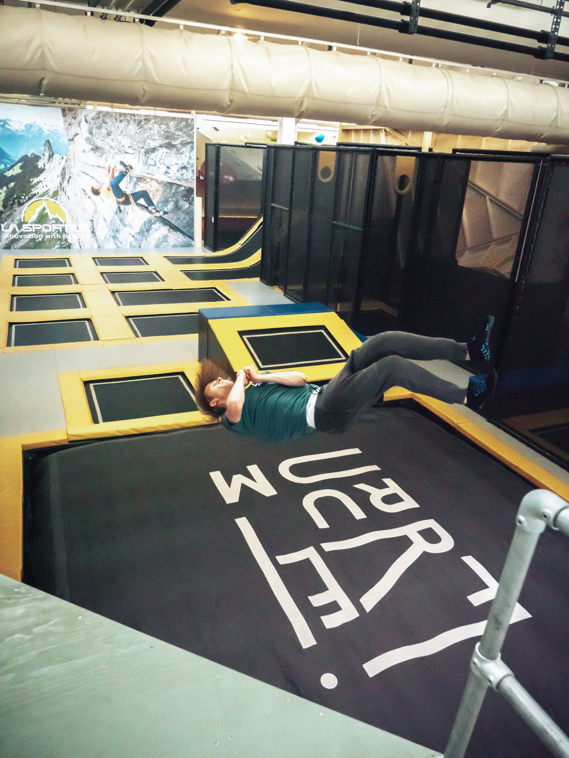 취리히의 개방된 공간에 있는 트램폴린과 활동적인 사용자들.