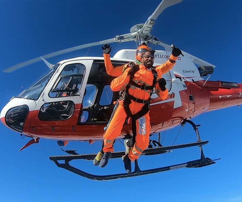 Прыжок с парашютом над северной стеной Эггера с руками в воздухе