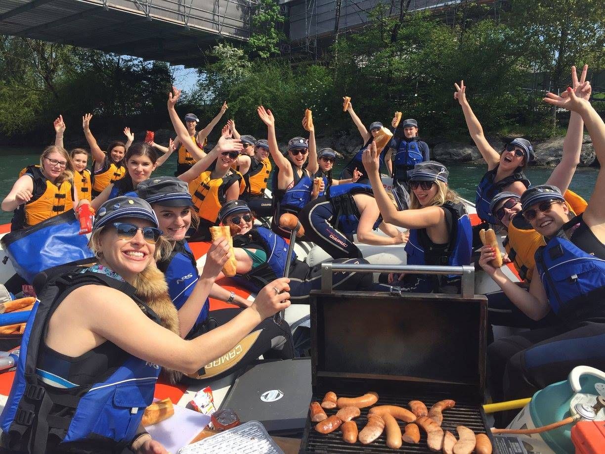 Aareböötle Grillieren, Gruppenaktivität, Würstchen auf Grill, Fluss