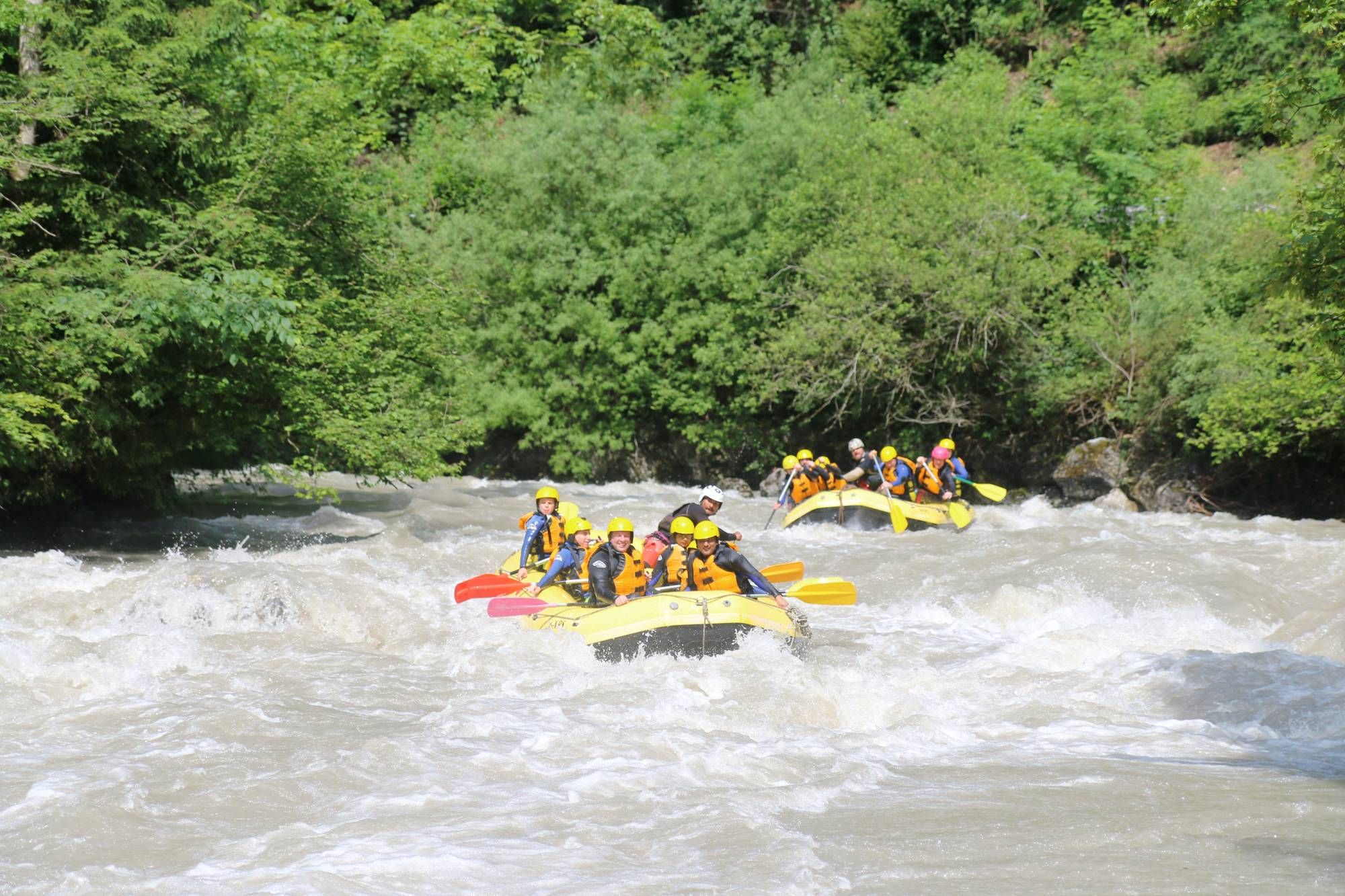 التجديف على نهر سيم مع المشاركين في سترات صفراء في المياه المتلاطمة
