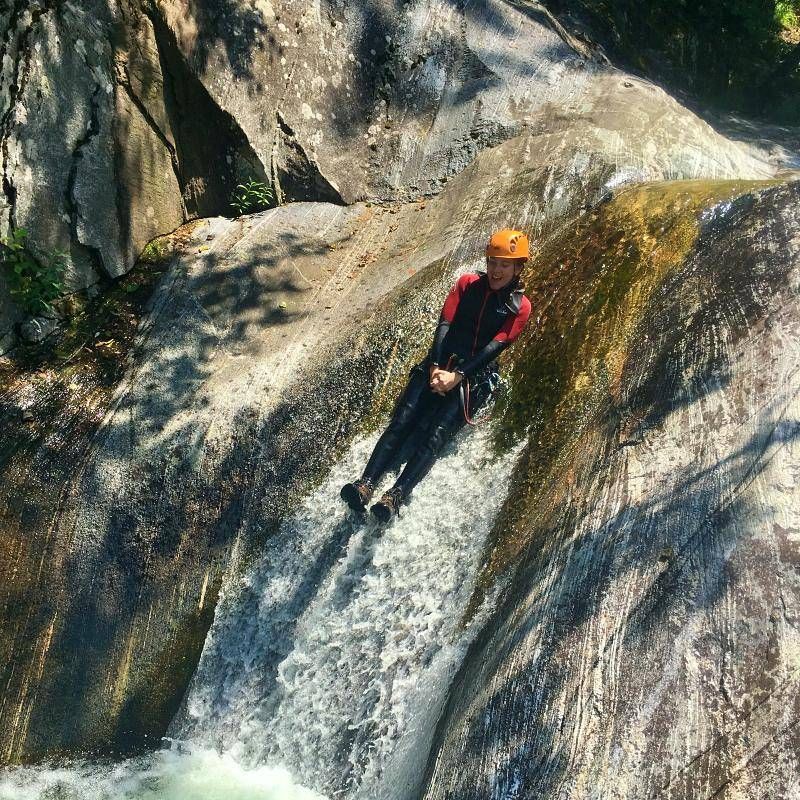 Discesa in corda doppia in cascate nella natura, attività sportiva, estate 2023