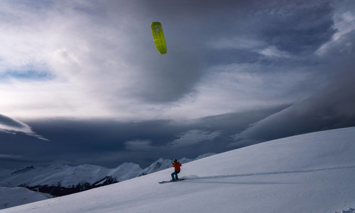Kitesurfing dans les Alpes, neige, vue dégagée