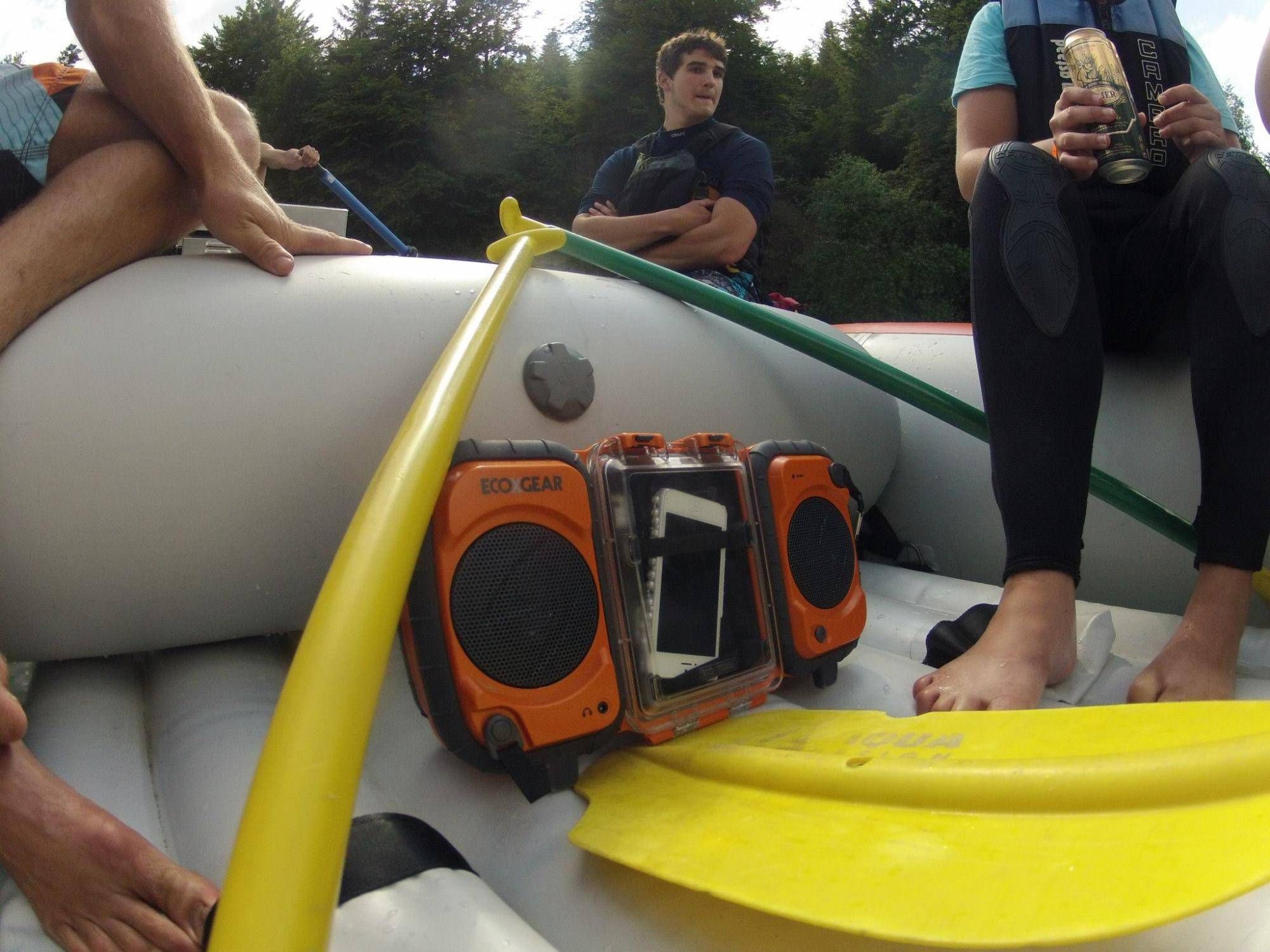 Aareböötle Jukebox auf Raftingboot mit Musik und Ausrüstung.