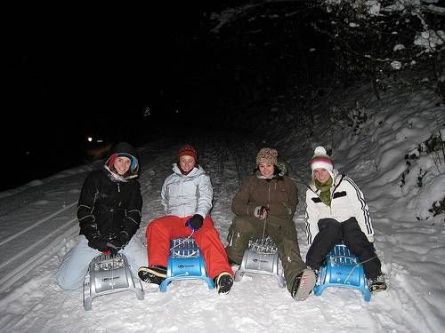 ลากเลื่อนกลางคืนในอินเทอร์ลาเคนกับเพื่อน ๆ บนเลื่อนในหิมะ.