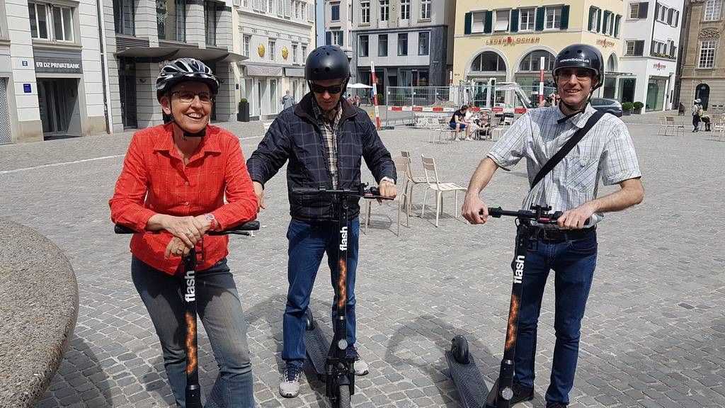 苏黎世电动滑板车游览与市中心的参与者