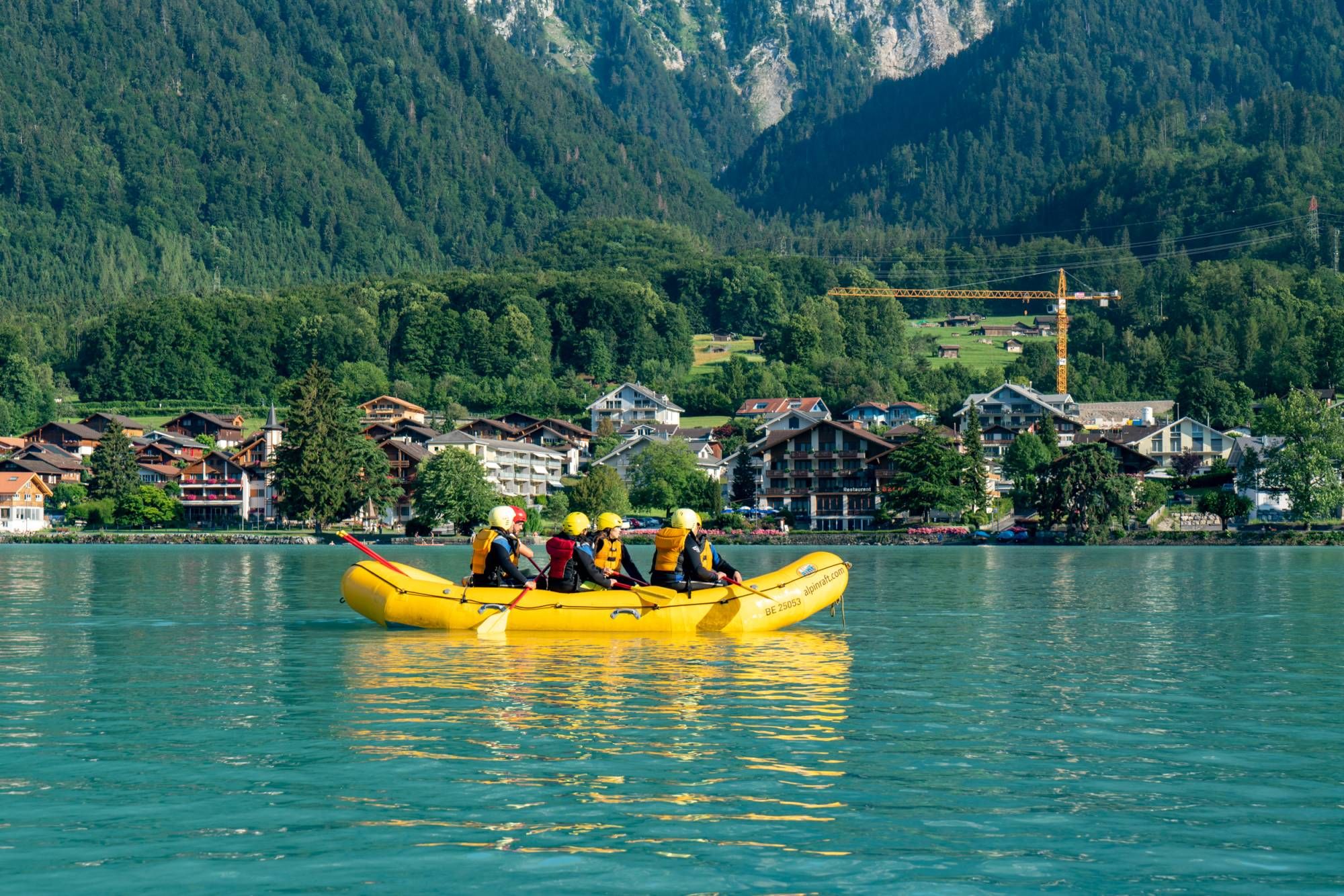 Rafting Lütschine dengan penunggang Kayak di air yang tenang