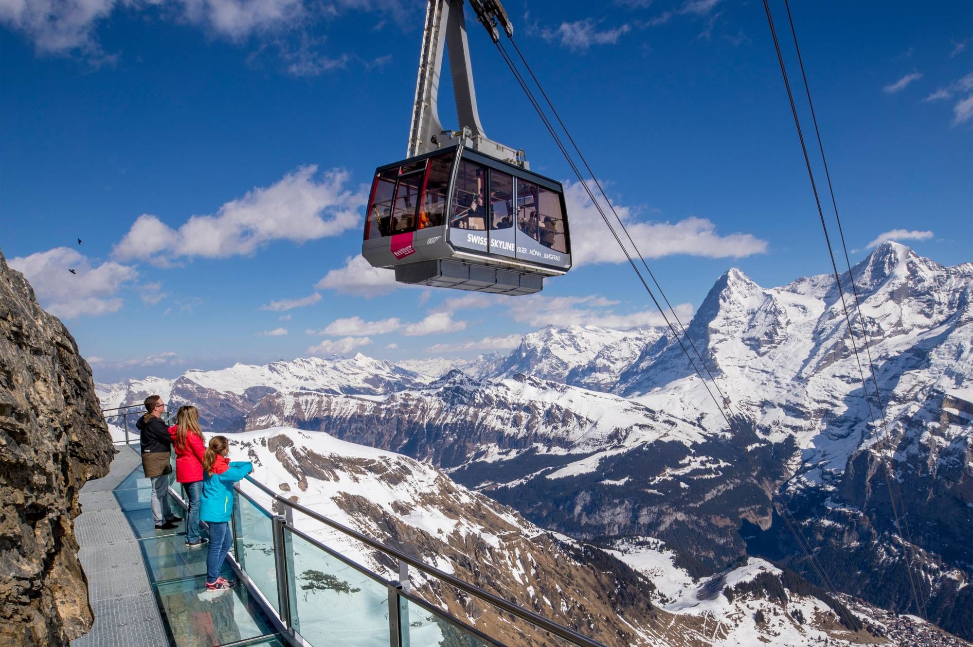 Liften van Schilthorn met uitzicht op de bergen en sneeuwlandschap