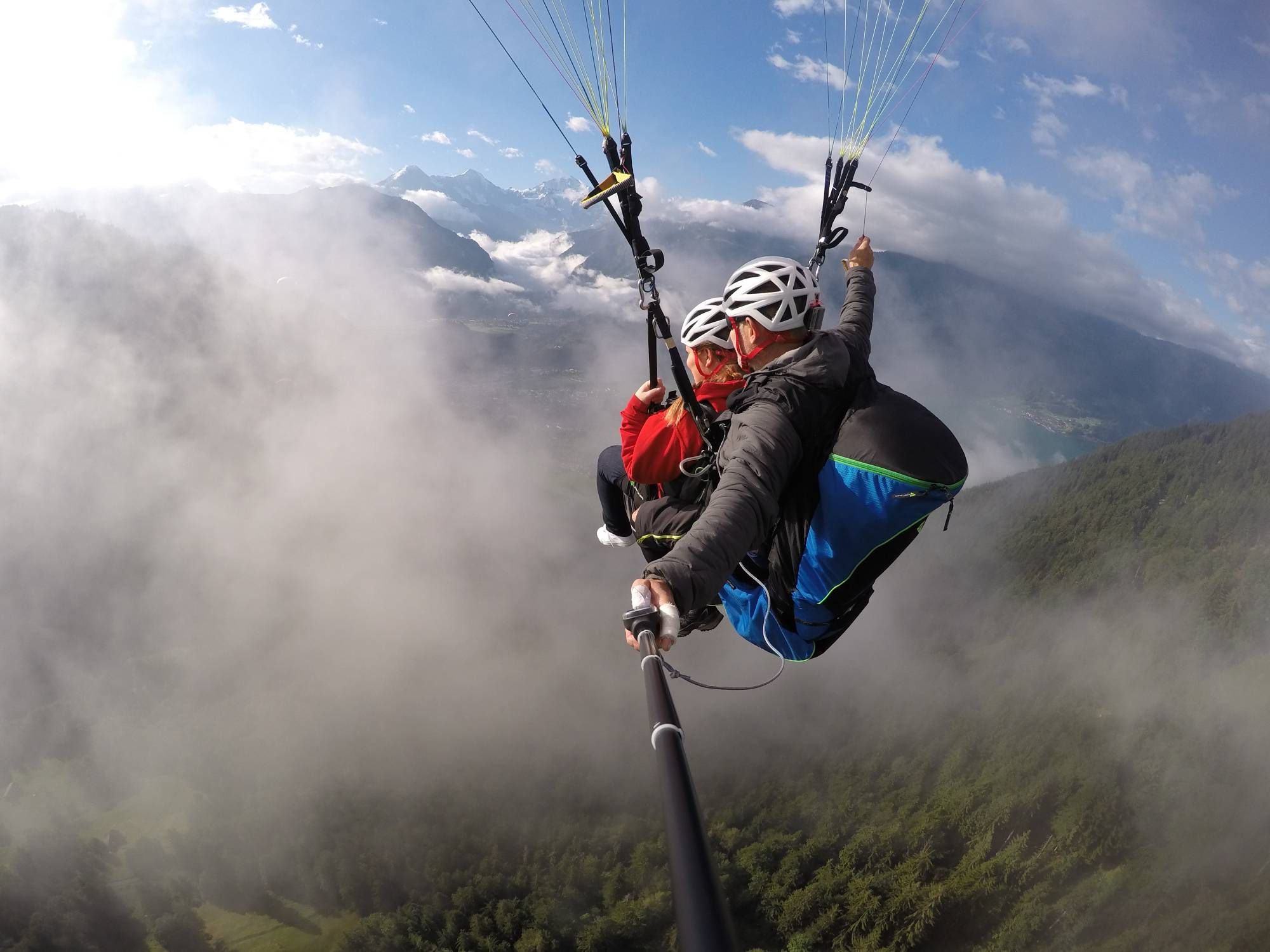 Parasräktflygning vid Oberstdorf med utsikt över bergen och molnen