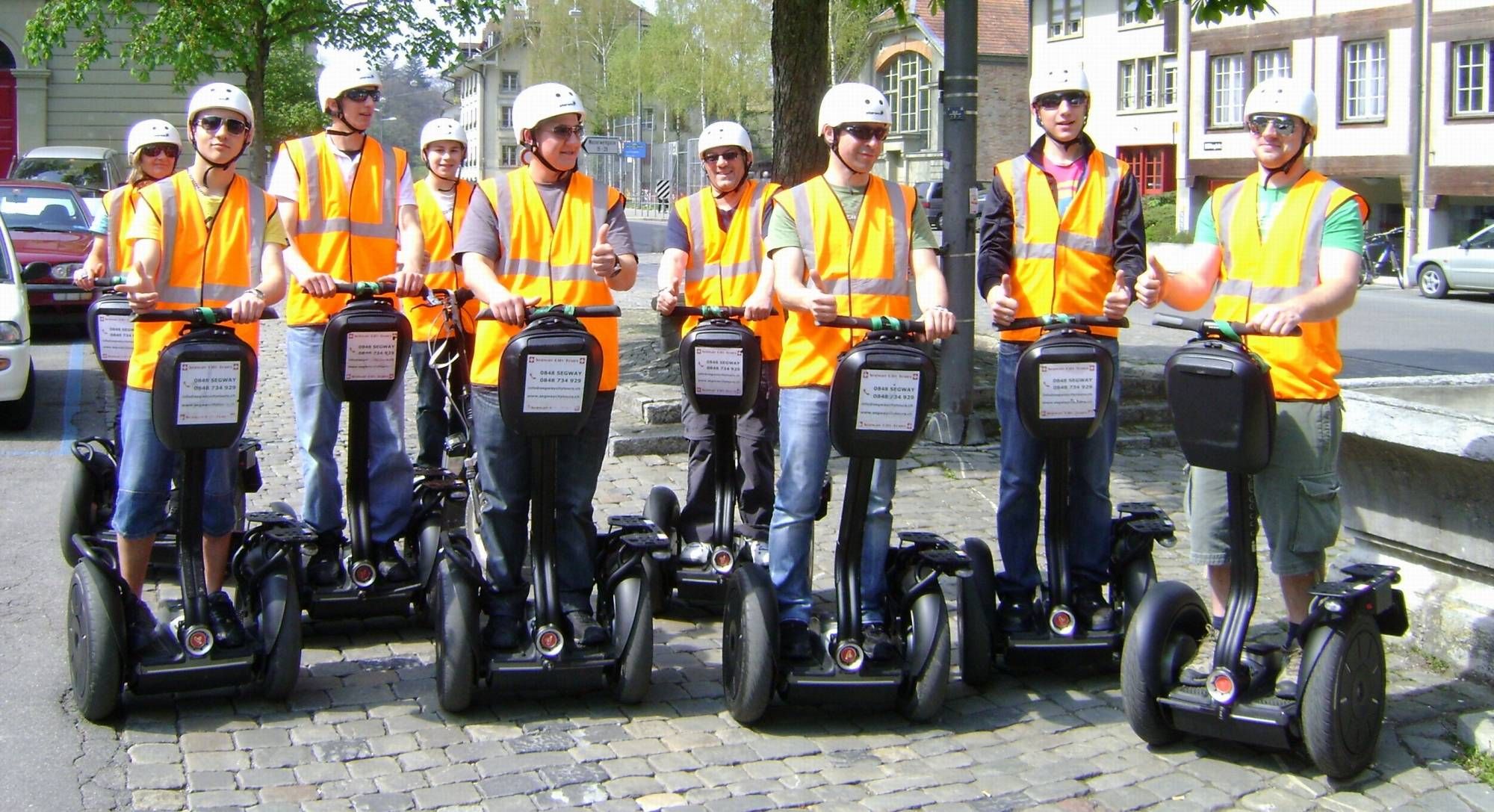 Segway Tour Bern mit Gruppe in Neon-Westen auf der Strasse